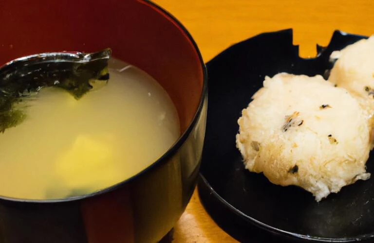 温かいおにぎりと味噌汁で心も体もほっこり